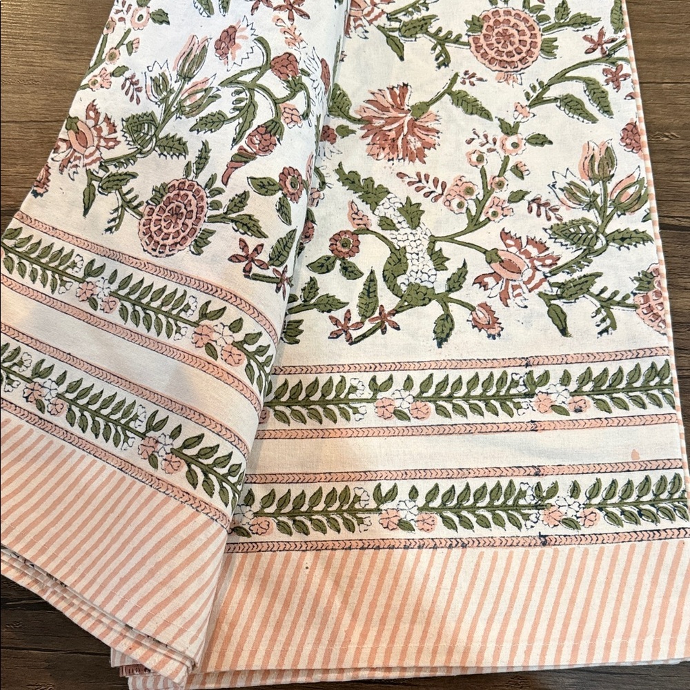 Floral Patterned Tablecloth - Picture 3 of 7